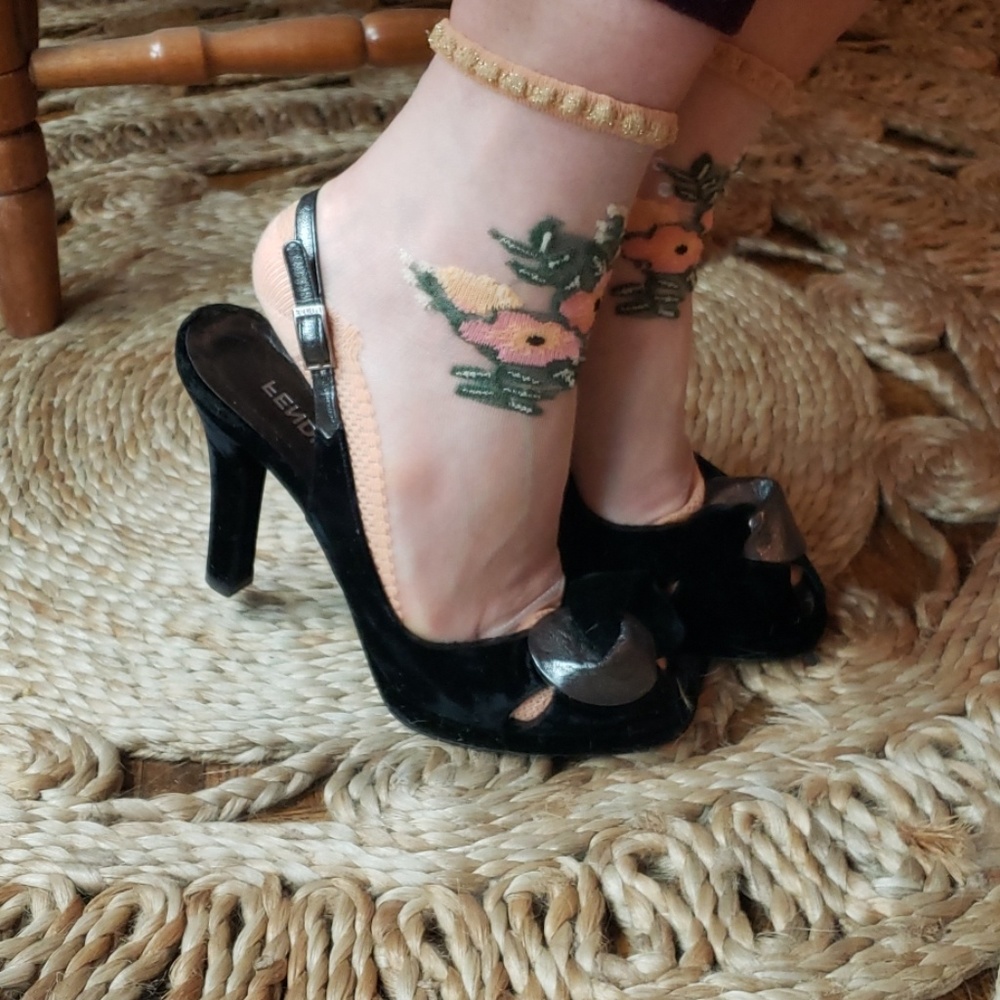 VINTAGE//GORGEOUS VELVET// FENDI HEEL - Picture 3 of 8
